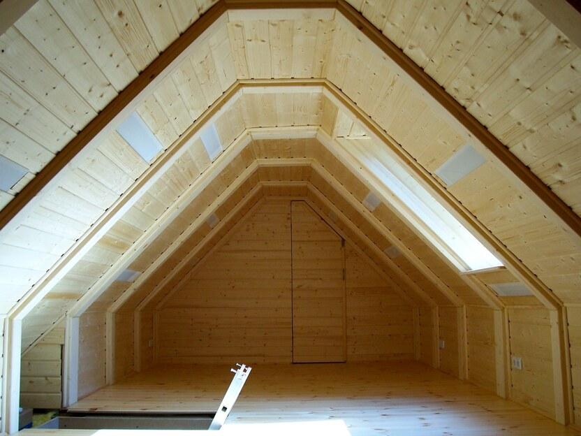 Innenausbau nach Maß mit Holzverkleidung im Dachgeschoss Individueller Innenausbau nach Maß mit heller Holzverkleidung und Dachfenstern für eine gemütliche Atmosphäre im Dachgeschoss.