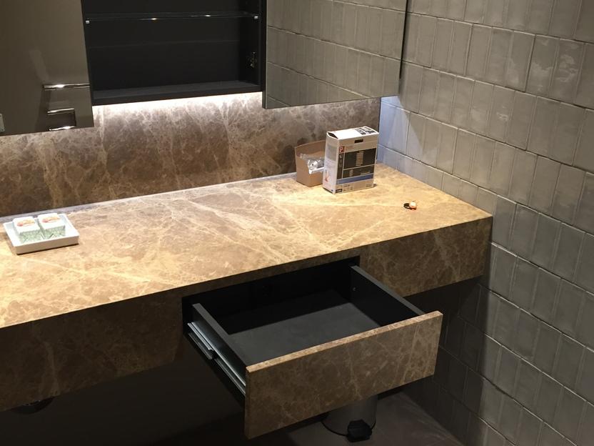 Schminktisch mit Schublade unter Spiegelschrank