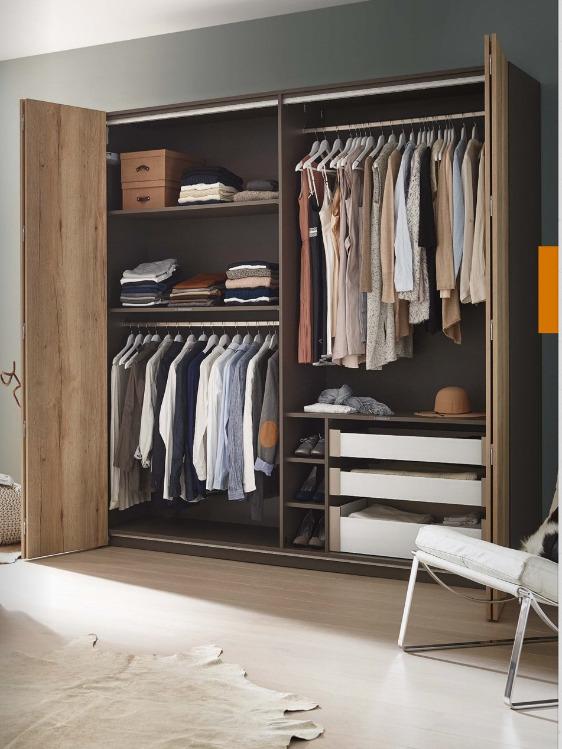 Offener Kleiderschrank nach Maß mit Falttüren