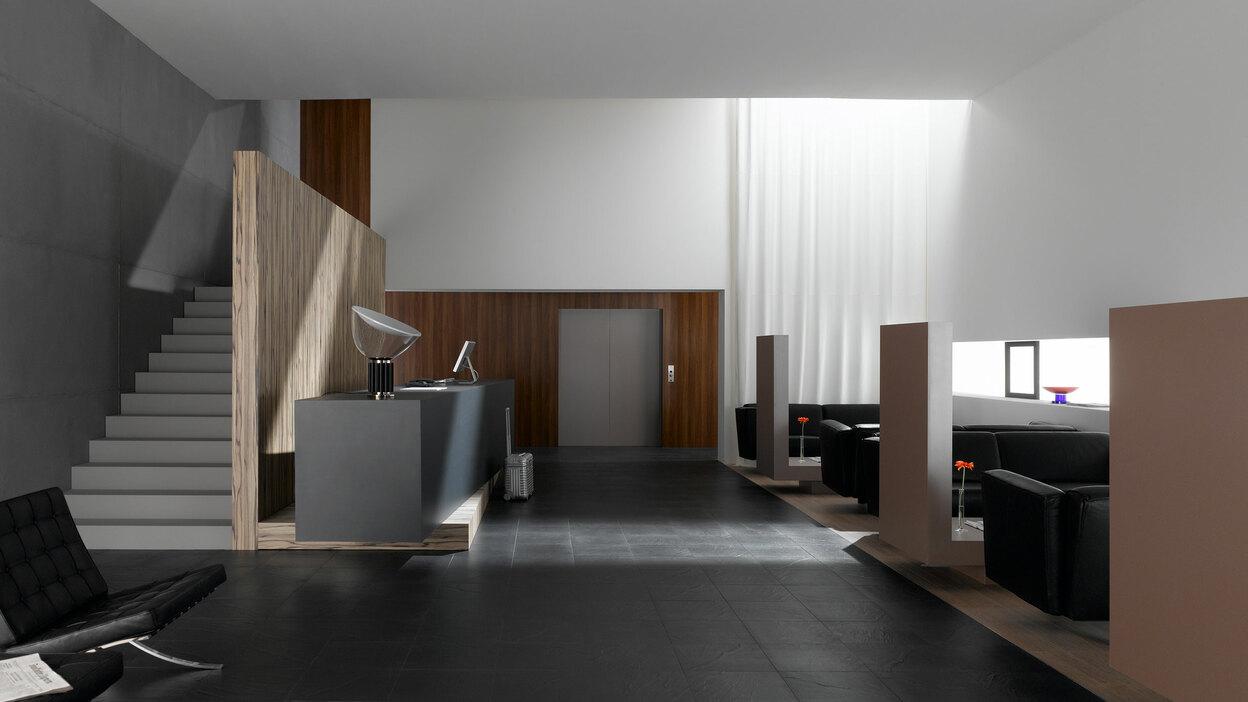 Hotelappartment Untergeschoss mit Holzmobiliar Hotelappartment Untergeschoss mit Holzmobiliar, dunklem Parkett und Treppenaufstieg