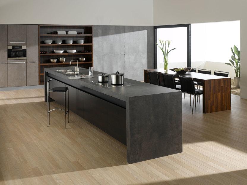 Küchen- und Esszimmerimpression mit verschiedenen Holzstilen Küchen- und Esszimmerimpression mit einer Kombination aus Holz- und Stein-/ Betonoptik und Einbauschränken