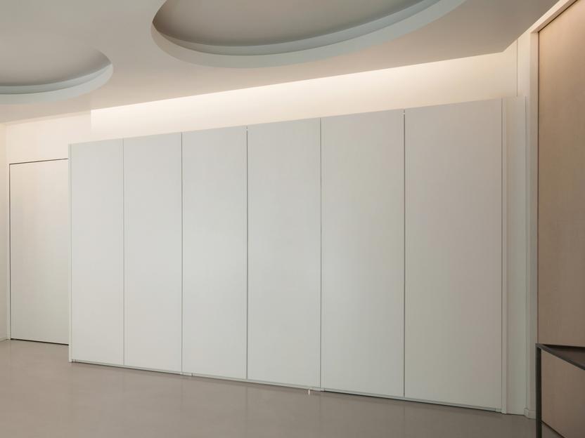 Weißer Wandschrank im Flur